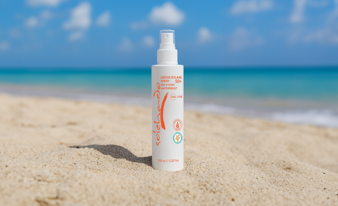 Crema solare spray della linea Solehado di Claride Fitocosmesi, perfetta per la protezione solare a luglio, fotografata sulla spiaggia per rappresentare la massima protezione durante l'estate al culmine.