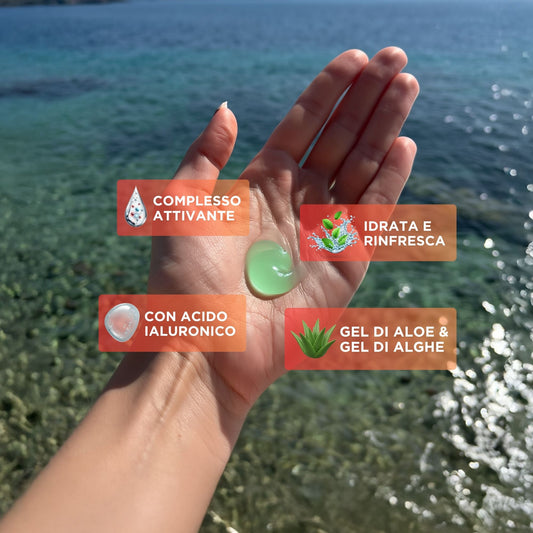 Mano che mostra la texture di un gel attivatore di abbronzatura, evidenziando i benefici idratanti e rinfrescanti e gli ingredienti chiave come acido ialuronico, gel di aloe e di alghe.