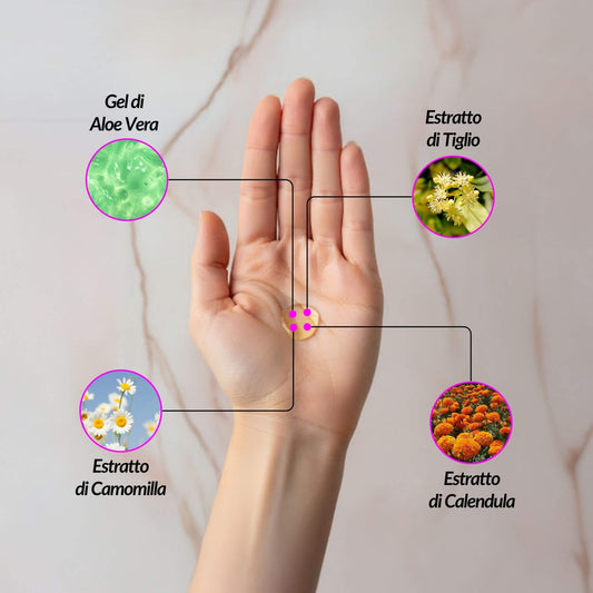 Compensatore Fisiologico con ingredienti naturali lenitivi: Aloe Vera, Camomilla, Calendula e Tiglio su una mano curata.