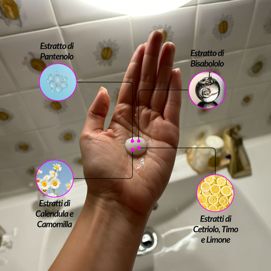 Mano che mostra la consistenza della crema mani Claride Fitocosmesi con infografiche degli ingredienti: estratti di Pantenolo, Bisabololo, Calendula, Camomilla, Cetriolo, Timo e Limone.
