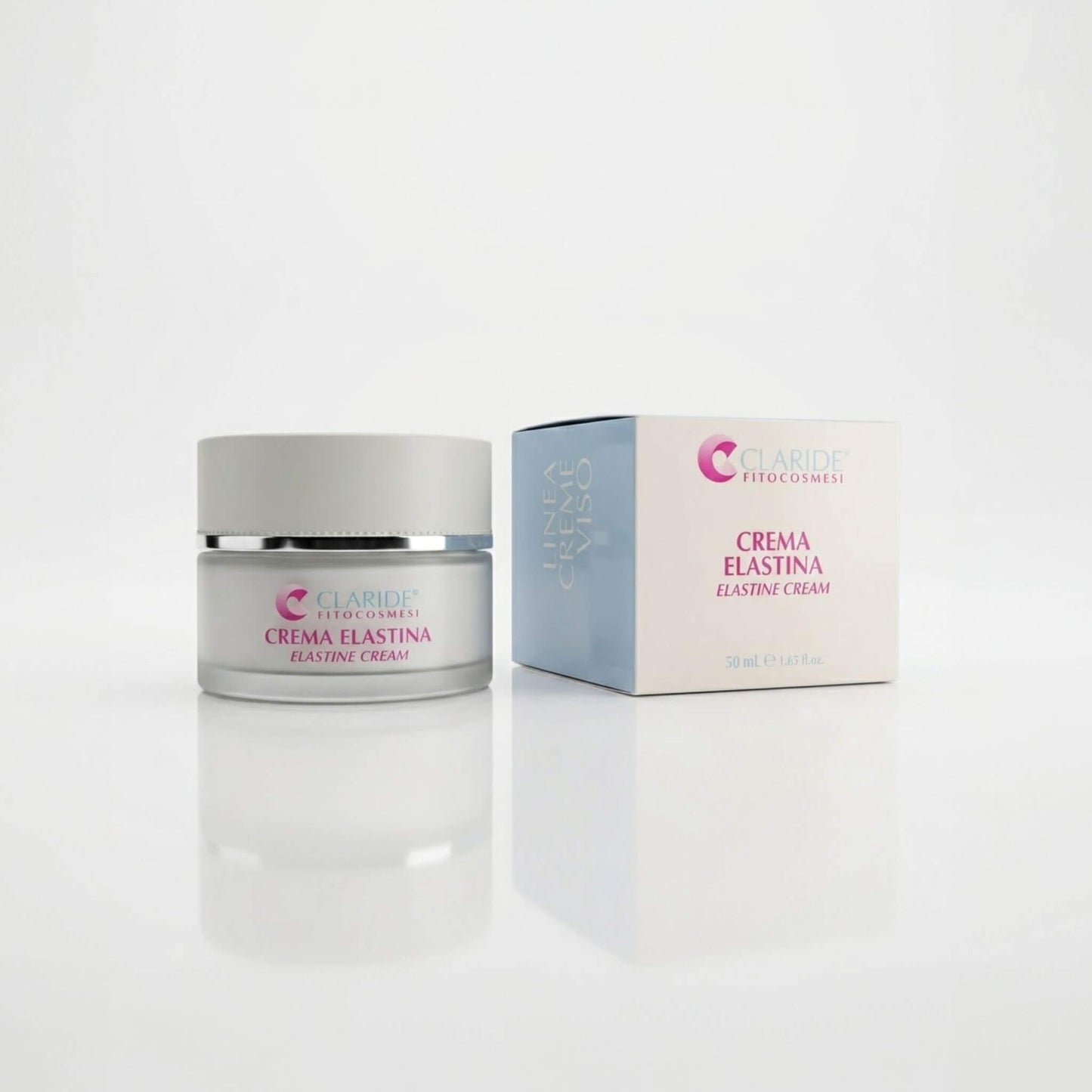 Vasetto in vetro satinato e scatola azzurro polvere della Crema Elastina Claride Fitocosmesi. Trattamento viso anti-age elasticizzante (Elastine Cream) per contrastare i segni del tempo, le rughe d'espressione e la perdita di tono, su fondo bianco con riflesso.