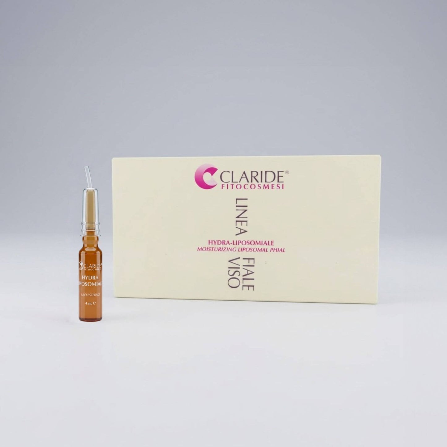 Scatola panna e singola fiala in vetro ambrato da 4ml con applicatore della Linea Fiale Viso Hydra-Liposomiale Claride Fitocosmesi. Siero idratante intensivo (Moisturizing Liposomal Phial) formulato con tecnologia a liposomi per veicolare l'acqua in profondità e rimpolpare la pelle disidratata, su fondo chiaro.