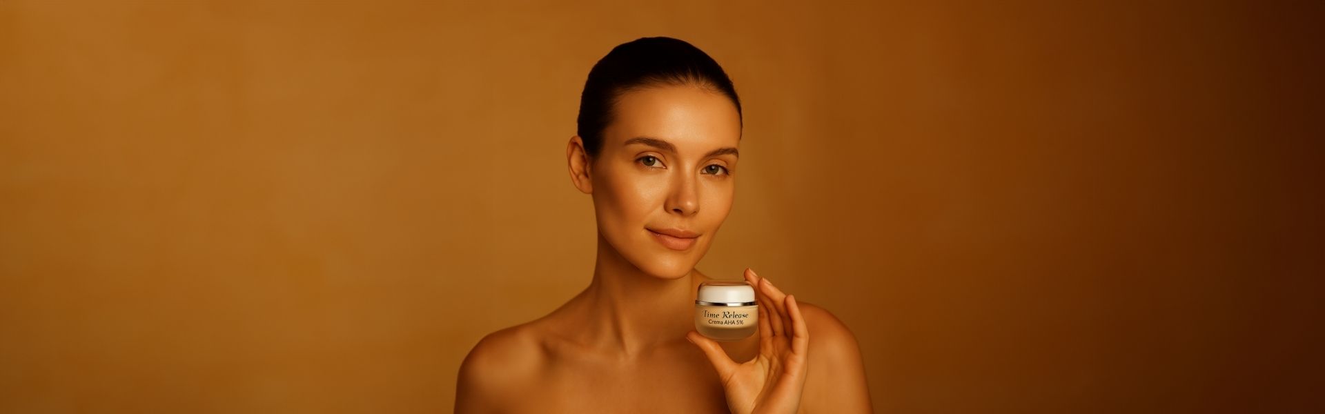 Modella con pelle luminosa presenta la crema viso Time Release AHA 5% del brand Claride FitoCosmesi.