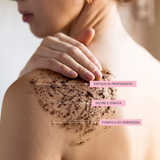 Applicazione dello Scrub al Caffè Claride Fitocosmesi sulla spalla. I tre benefici principali: esfolia in profondità, nutre e idrata, tonifica ed energizza