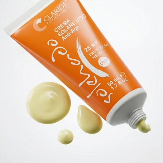 Inquadratura macro del tubo di Crema Solare Viso 25 SPF Solehado Claride Fitocosmesi con gocce di texture cremosa gialla. Dettaglio della consistenza idratante e anti-age a protezione media, ideale per l'uso quotidiano, su fondo chiaro.