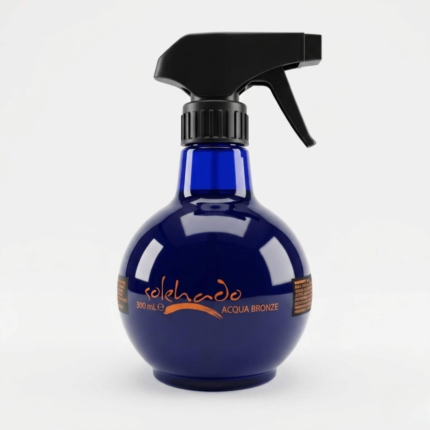 Flacone blu scuro tondeggiante da 300ml con pratico erogatore a pistola dell'Acqua Bronze, linea solare Solehado di Claride Fitocosmesi. Acqua solare rinfrescante in spray per intensificare l'abbronzatura e dissetare la pelle sotto il sole, su fondo bianco.