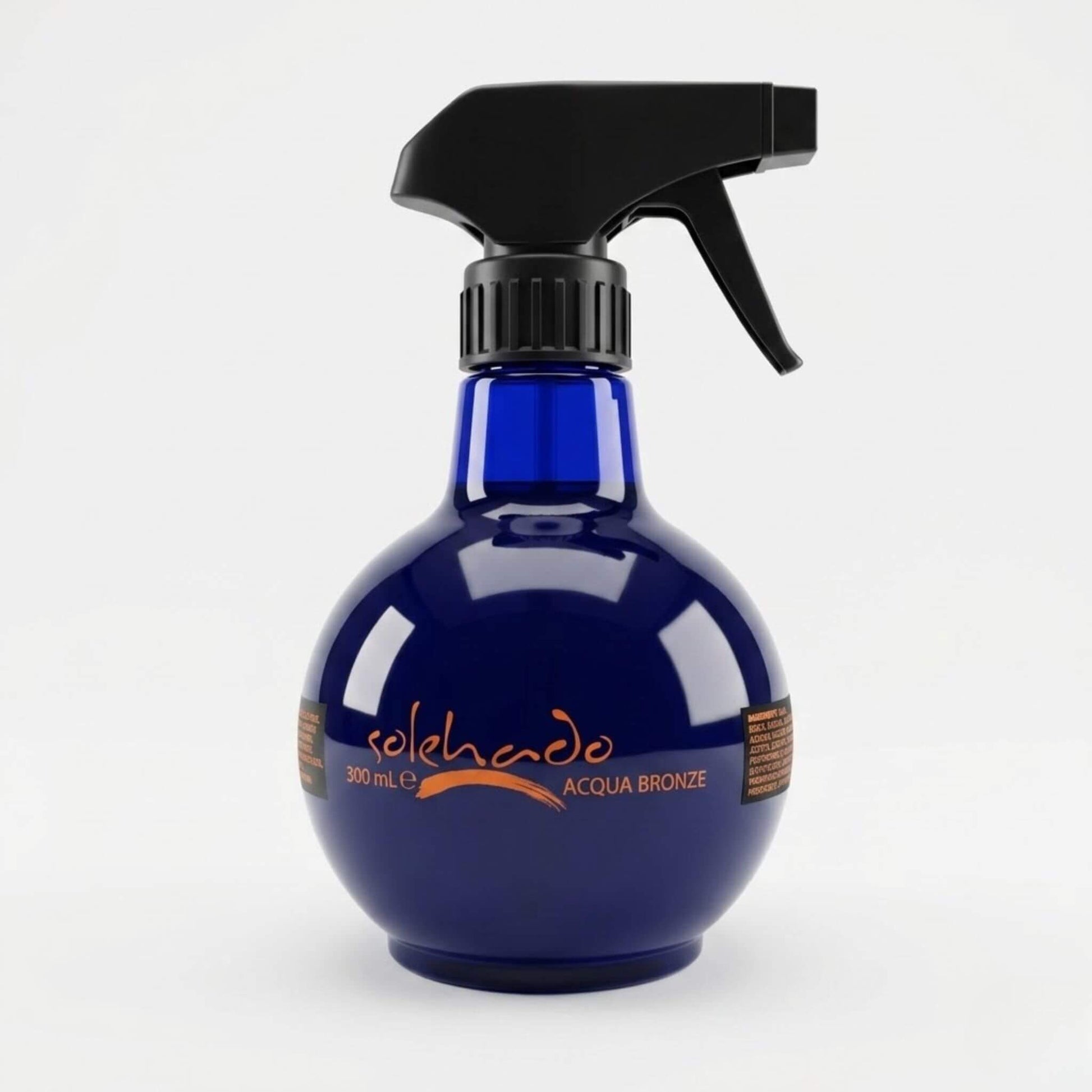 Flacone blu scuro tondeggiante da 300ml con pratico erogatore a pistola dell'Acqua Bronze, linea solare Solehado di Claride Fitocosmesi. Acqua solare rinfrescante in spray per intensificare l'abbronzatura e dissetare la pelle sotto il sole, su fondo bianco.
