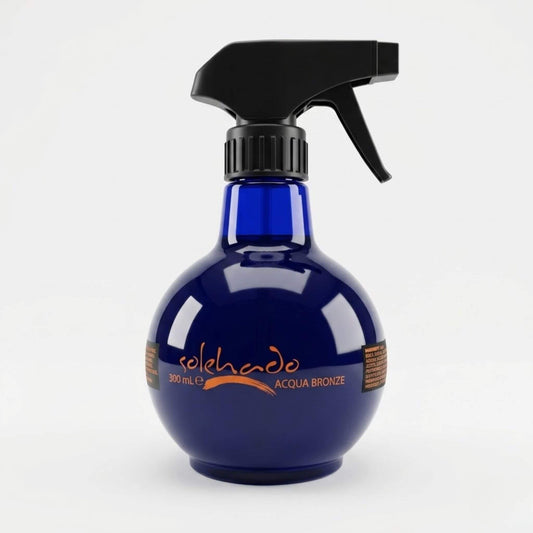 Flacone blu scuro tondeggiante da 300ml con pratico erogatore a pistola dell'Acqua Bronze, linea solare Solehado di Claride Fitocosmesi. Acqua solare rinfrescante in spray per intensificare l'abbronzatura e dissetare la pelle sotto il sole, su fondo bianco.