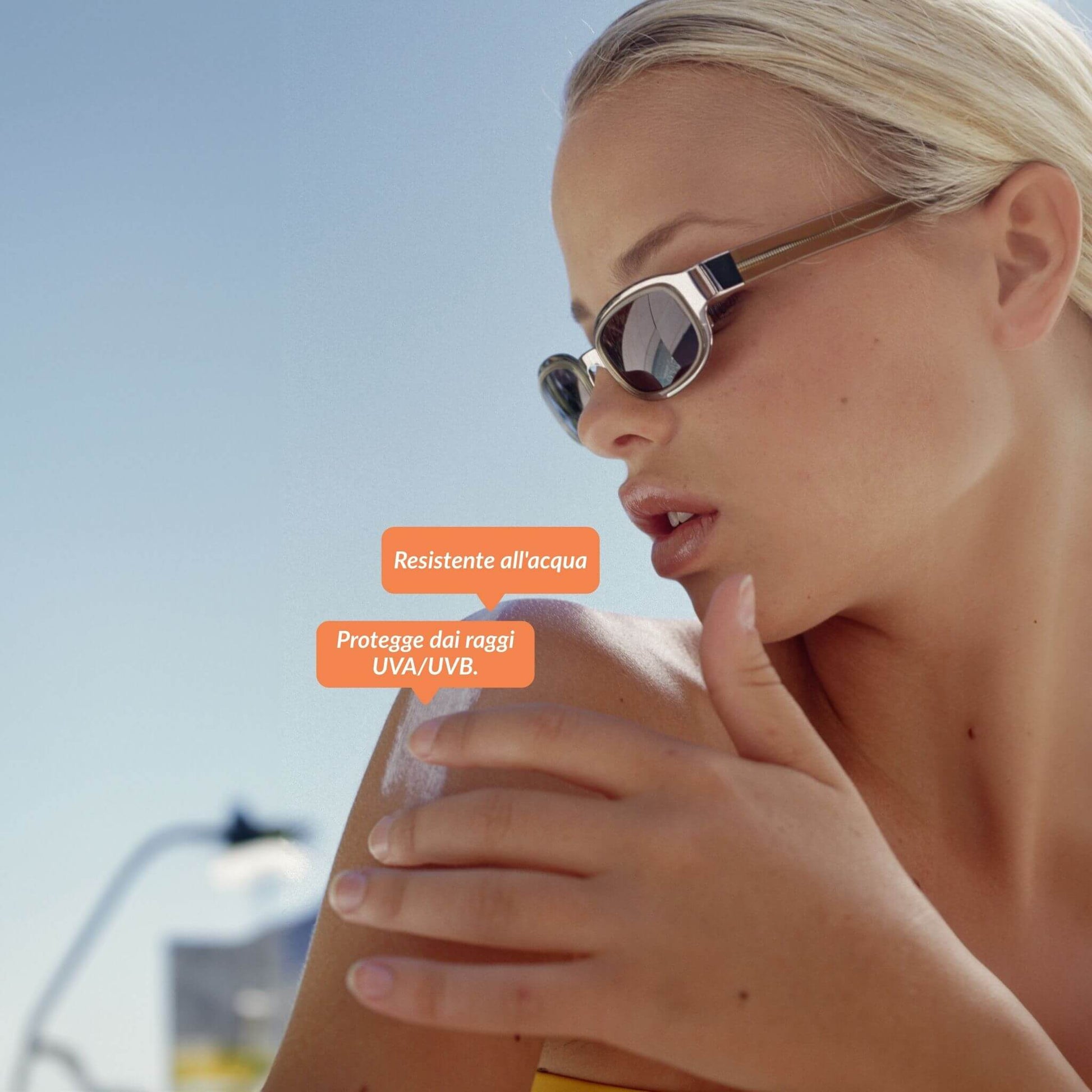 Donna al sole applica sulla spalla la crema solare alta protezione waterproof  Solehado di Claride Fitocosmesi per proteggere la pelle dai raggi UVA/UVB e mantenerla idratata.