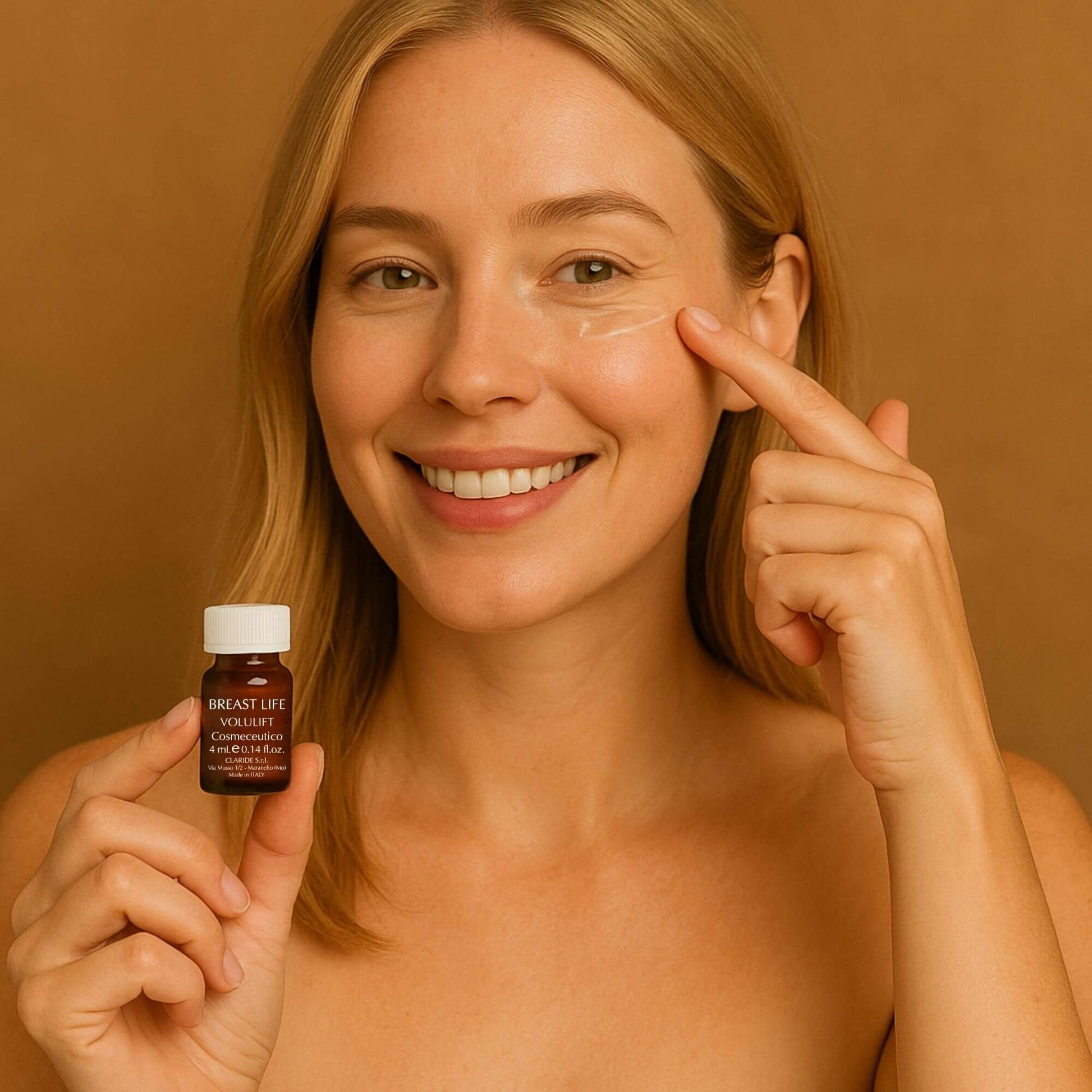 Modella che applica il trattamento Volulift Cosmeceutico di Claride Fitocosmesi sul contorno occhi per un effetto rimpolpante.