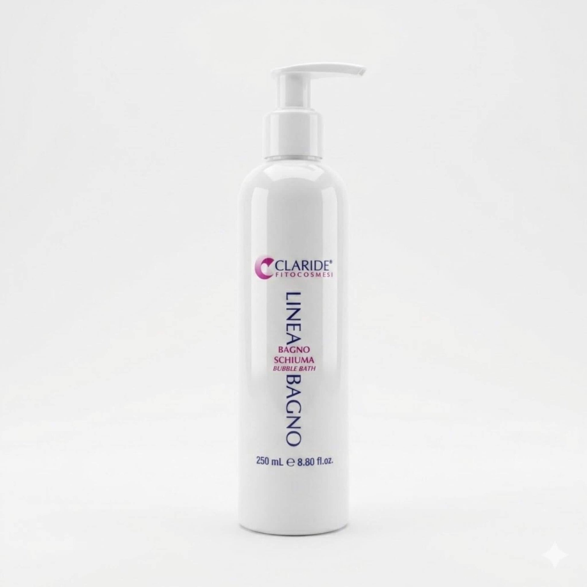 Flacone bianco da 250ml con pratico dosatore a pompetta del Bagno Schiuma Claride Fitocosmesi. Detergente corpo delicato per l'igiene quotidiana sotto la doccia o nella vasca da bagno, su fondo bianco neutro.