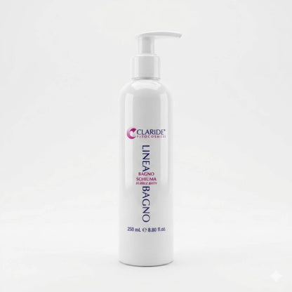 Flacone bianco da 250ml con pratico dosatore a pompetta del Bagno Schiuma Claride Fitocosmesi. Detergente corpo delicato per l'igiene quotidiana sotto la doccia o nella vasca da bagno, su fondo bianco neutro.