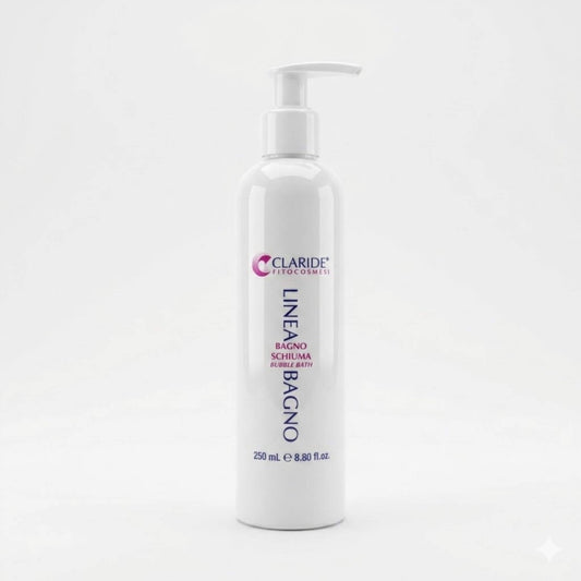 Flacone bianco da 250ml con pratico dosatore a pompetta del Bagno Schiuma Claride Fitocosmesi. Detergente corpo delicato per l'igiene quotidiana sotto la doccia o nella vasca da bagno, su fondo bianco neutro.