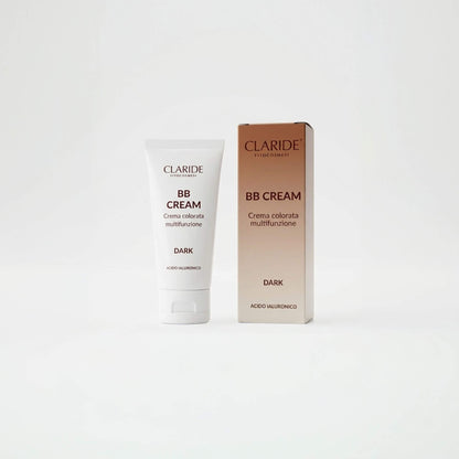 Tubo bianco e scatola sfumata della BB Cream tonalità Dark di Claride Fitocosmesi. Crema colorata multifunzione arricchita con Acido Ialuronico per idratare e uniformare l'incarnato, su fondo bianco neutro.