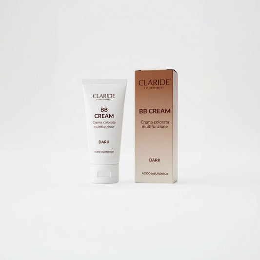 Tubo bianco e scatola sfumata della BB Cream tonalità Dark di Claride Fitocosmesi. Crema colorata multifunzione arricchita con Acido Ialuronico per idratare e uniformare l'incarnato, su fondo bianco neutro.
