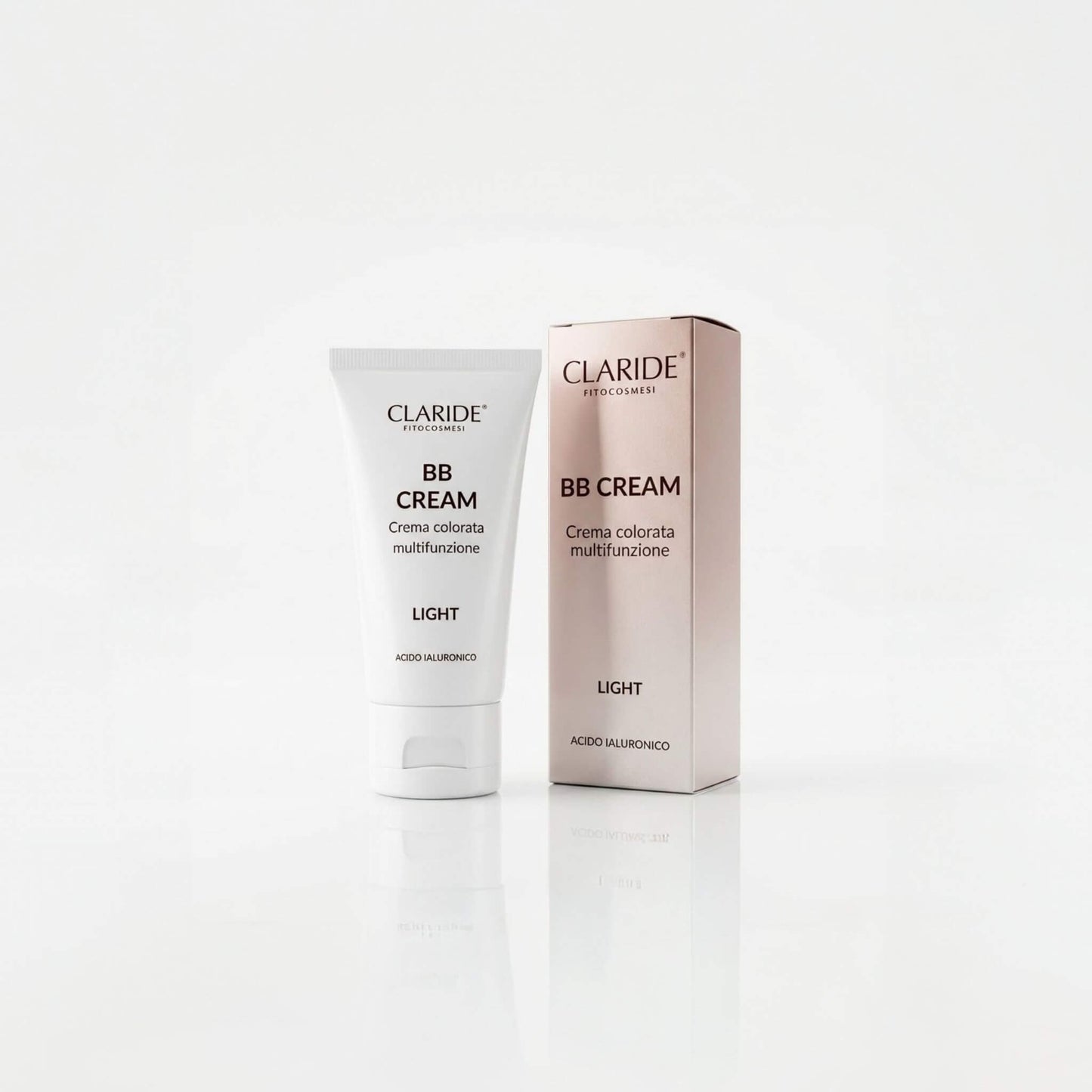 Tubo bianco e scatola dal finish luminoso della BB Cream tonalità Light di Claride Fitocosmesi. Crema colorata multifunzione arricchita con Acido Ialuronico, ideale per idratare e uniformare gli incarnati chiari, su fondo bianco con riflesso.