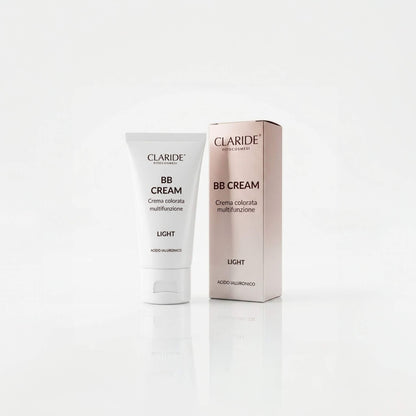 Tubo bianco e scatola dal finish luminoso della BB Cream tonalità Light di Claride Fitocosmesi. Crema colorata multifunzione arricchita con Acido Ialuronico, ideale per idratare e uniformare gli incarnati chiari, su fondo bianco con riflesso.