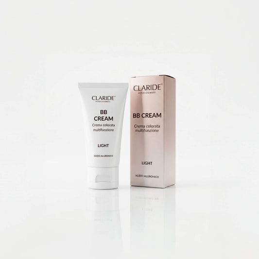 Tubo bianco e scatola dal finish luminoso della BB Cream tonalità Light di Claride Fitocosmesi. Crema colorata multifunzione arricchita con Acido Ialuronico, ideale per idratare e uniformare gli incarnati chiari, su fondo bianco con riflesso.