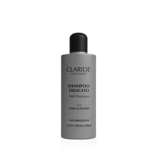 Flacone di shampoo delicato Claride Fitocosmesi, con formula a base di cera di jojoba, indicato per l'uso quotidiano e adatto a tutti i tipi di capelli. Ideale per chi cerca uno shampoo idratante e non aggressivo.