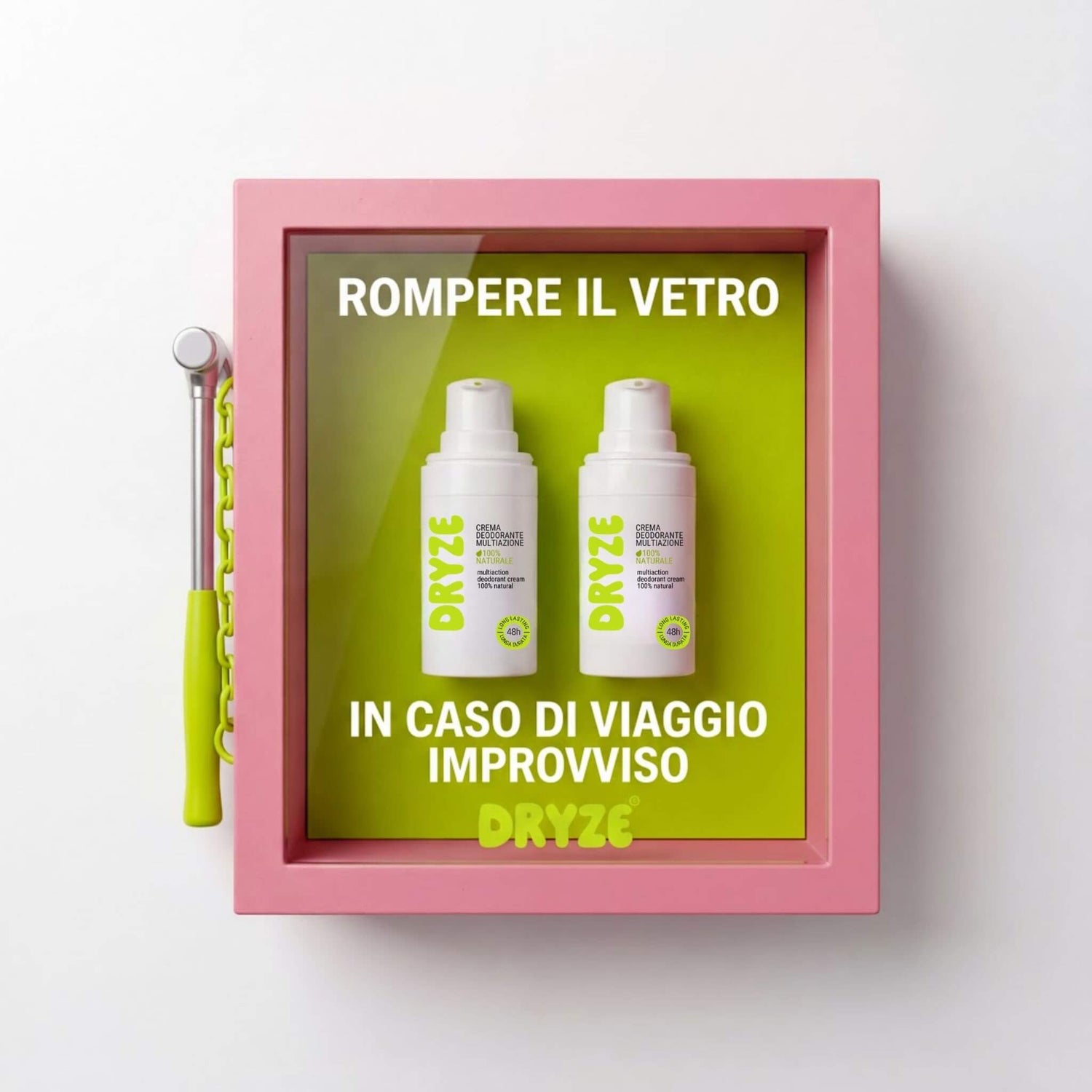 Grafica ironica a forma di cassetta di emergenza rosa con martelletto, contenente due flaconi airless in formato da viaggio di Dryze Crema Deodorante Multiazione 100% Naturale, su sfondo verde acido. Il testo recita "Rompere il vetro in caso di viaggio improvviso", un'esclusiva a marchio Claride Fitocosmesi.