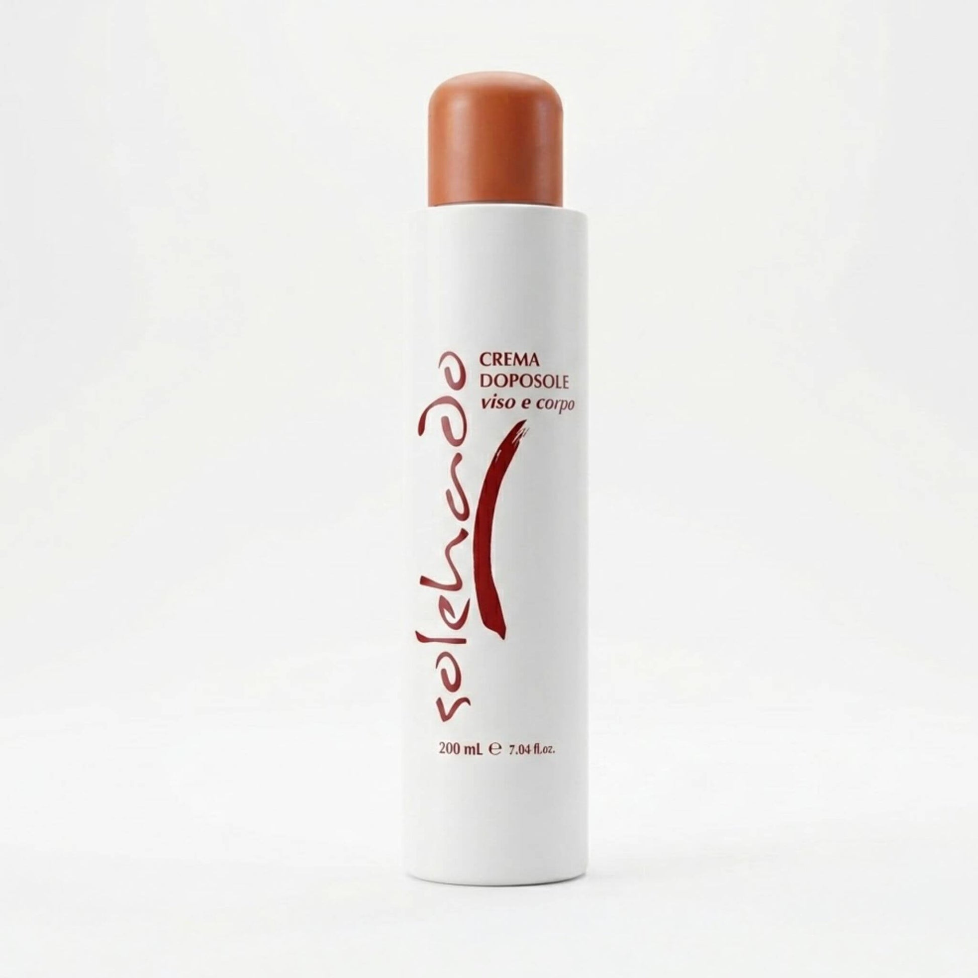 Flacone bianco da 200ml con tappo color terra bruciata della Crema Doposole Viso e Corpo, linea solare Solehado di Claride Fitocosmesi. Trattamento lenitivo e intensamente idratante per riparare la pelle dopo l'esposizione al sole e prolungare l'abbronzatura, su fondo bianco neutro.