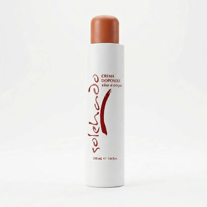 Flacone bianco da 200ml con tappo color terra bruciata della Crema Doposole Viso e Corpo, linea solare Solehado di Claride Fitocosmesi. Trattamento lenitivo e intensamente idratante per riparare la pelle dopo l'esposizione al sole e prolungare l'abbronzatura, su fondo bianco neutro.