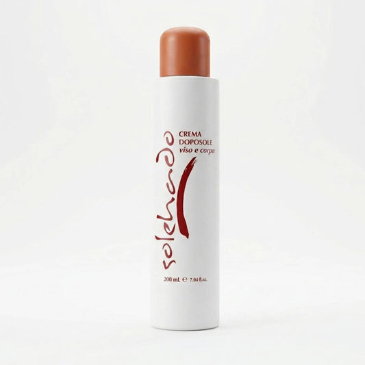 Flacone bianco da 200ml con tappo color terra bruciata della Crema Doposole Viso e Corpo, linea solare Solehado di Claride Fitocosmesi. Trattamento lenitivo e intensamente idratante per riparare la pelle dopo l'esposizione al sole e prolungare l'abbronzatura, su fondo bianco neutro.