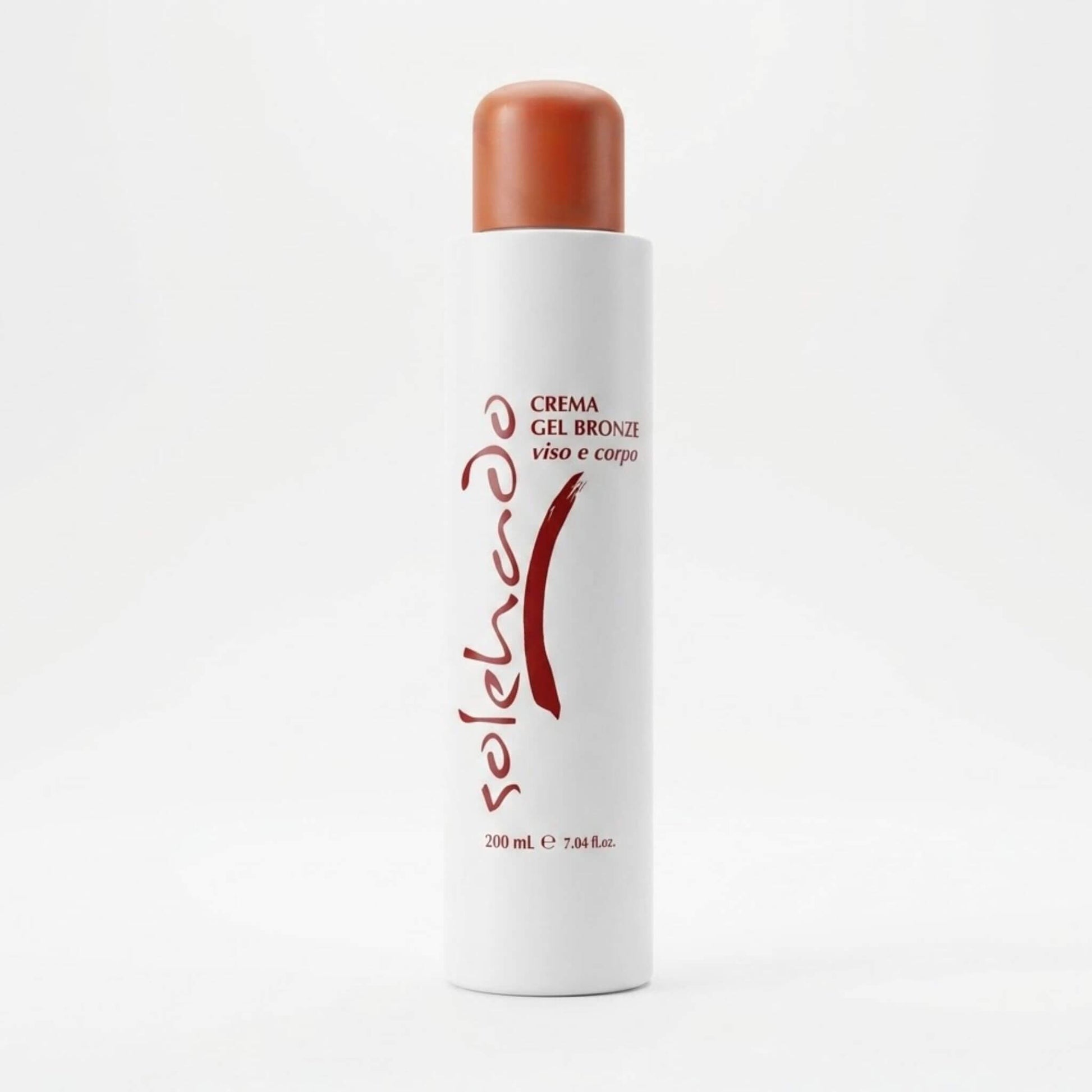 Flacone bianco da 200ml con tappo color bronzo della Crema Gel Bronze Viso e Corpo, linea solare Solehado di Claride Fitocosmesi. Trattamento in crema gel per intensificare l'abbronzatura e donare un colorito dorato e luminoso, su fondo bianco.