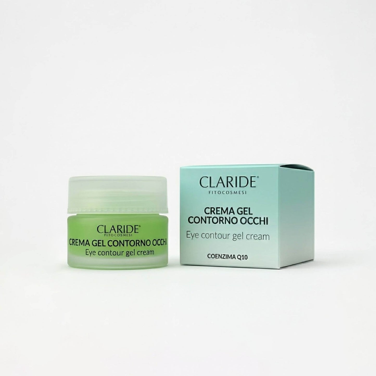 Fotografia di prodotto che mostra un vasetto di vetro della Crema Gel Contorno Occhi verde opaco e la sua scatola di imballaggio verde acqua chiaro, a marchio Claride Fitocosmesi. Il testo sulla confezione riporta chiaramente 'CREMA GEL CONTORNO OCCHI', 'Eye contour gel cream' e 'COENZIMA Q10'.