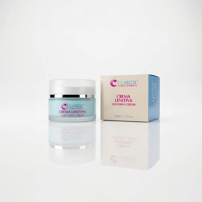 Vasetto in vetro satinato contenente crema azzurra e scatola della Crema Lenitiva Claride Fitocosmesi. Trattamento viso calmante (Soothing Cream) specifico per pelli sensibili, reattive e con rossori, su fondo bianco con riflesso.