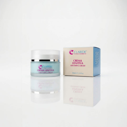 Vasetto in vetro satinato contenente crema azzurra e scatola della Crema Lenitiva Claride Fitocosmesi. Trattamento viso calmante (Soothing Cream) specifico per pelli sensibili, reattive e con rossori, su fondo bianco con riflesso.