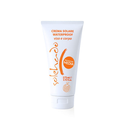 Tubo di Crema Solare Media Protezione Waterproof al Melograno per viso e corpo Solehado di Claride Fitocosmesi da 175 ml, ideale per pelli chiare o non abbronzate.
