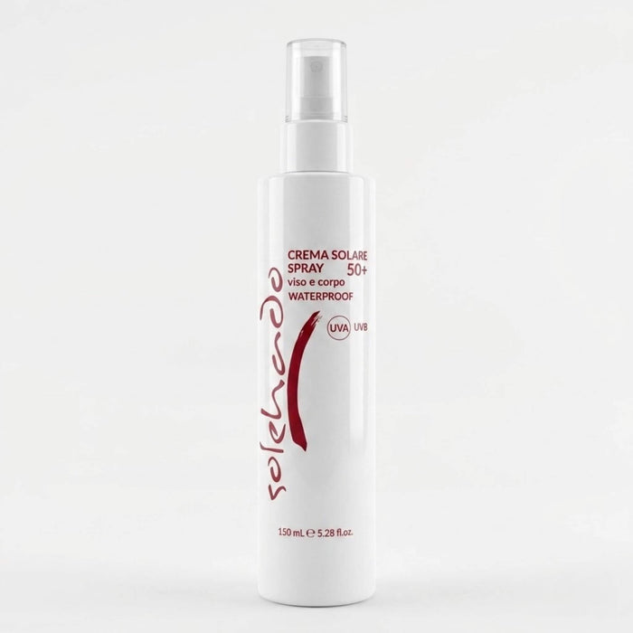 Flacone bianco da 150ml con erogatore spray della Crema Solare 50+ Viso e Corpo, linea Solehado di Claride Fitocosmesi. Protezione solare molto alta e waterproof con filtri UVA e UVB per difendere la pelle scottature e invecchiamento, su fondo bianco.