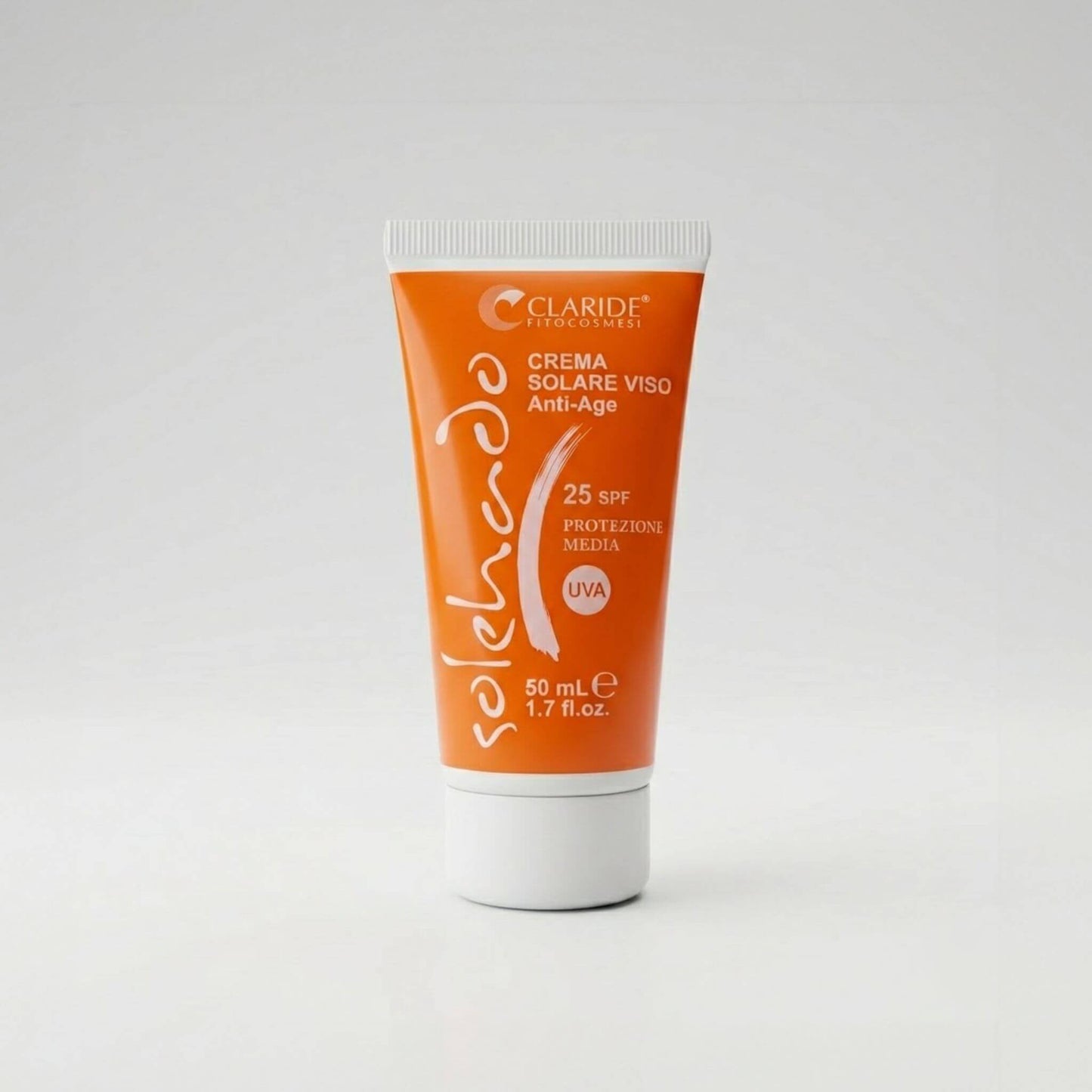 Tubo da 50ml di Crema Solare Viso Anti-Age Solehado con SPF 25 protezione media UVA di Claride Fitocosmesi. Trattamento quotidiano protettivo e anti-invecchiamento per il viso, su fondo neutro.