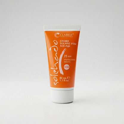 Tubo da 50ml di Crema Solare Viso Anti-Age Solehado con SPF 25 protezione media UVA di Claride Fitocosmesi. Trattamento quotidiano protettivo e anti-invecchiamento per il viso, su fondo neutro.