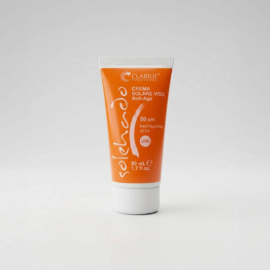 Tubo da 50ml di Crema Solare Viso Anti-Age Solehado con SPF 50 e protezione alta UVA di Claride Fitocosmesi. Trattamento solare idratante e protettivo contro l'invecchiamento cutaneo, su fondo neutro.