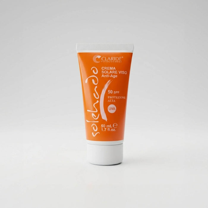Tubo da 50ml di Crema Solare Viso Anti-Age Solehado con SPF 50 e protezione alta UVA di Claride Fitocosmesi. Trattamento solare idratante e protettivo contro l'invecchiamento cutaneo, su fondo neutro.