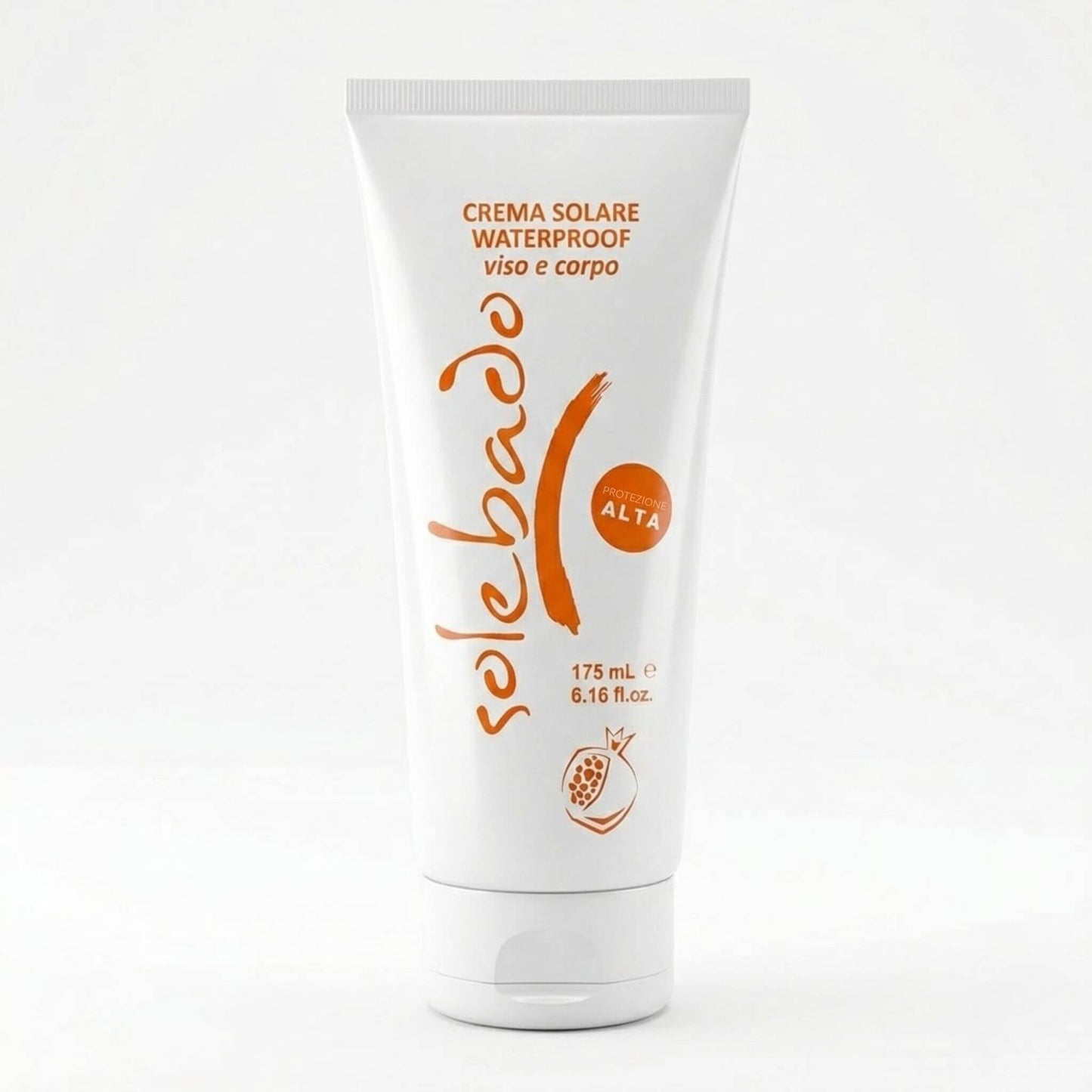 Tubo bianco da 175ml con scritte arancioni della Crema Solare Waterproof Viso e Corpo, linea Solehado di Claride Fitocosmesi. Trattamento solare a protezione alta con estratti antiossidanti, ideale per difendere la pelle chiara dai raggi UV anche in acqua, su fondo bianco.