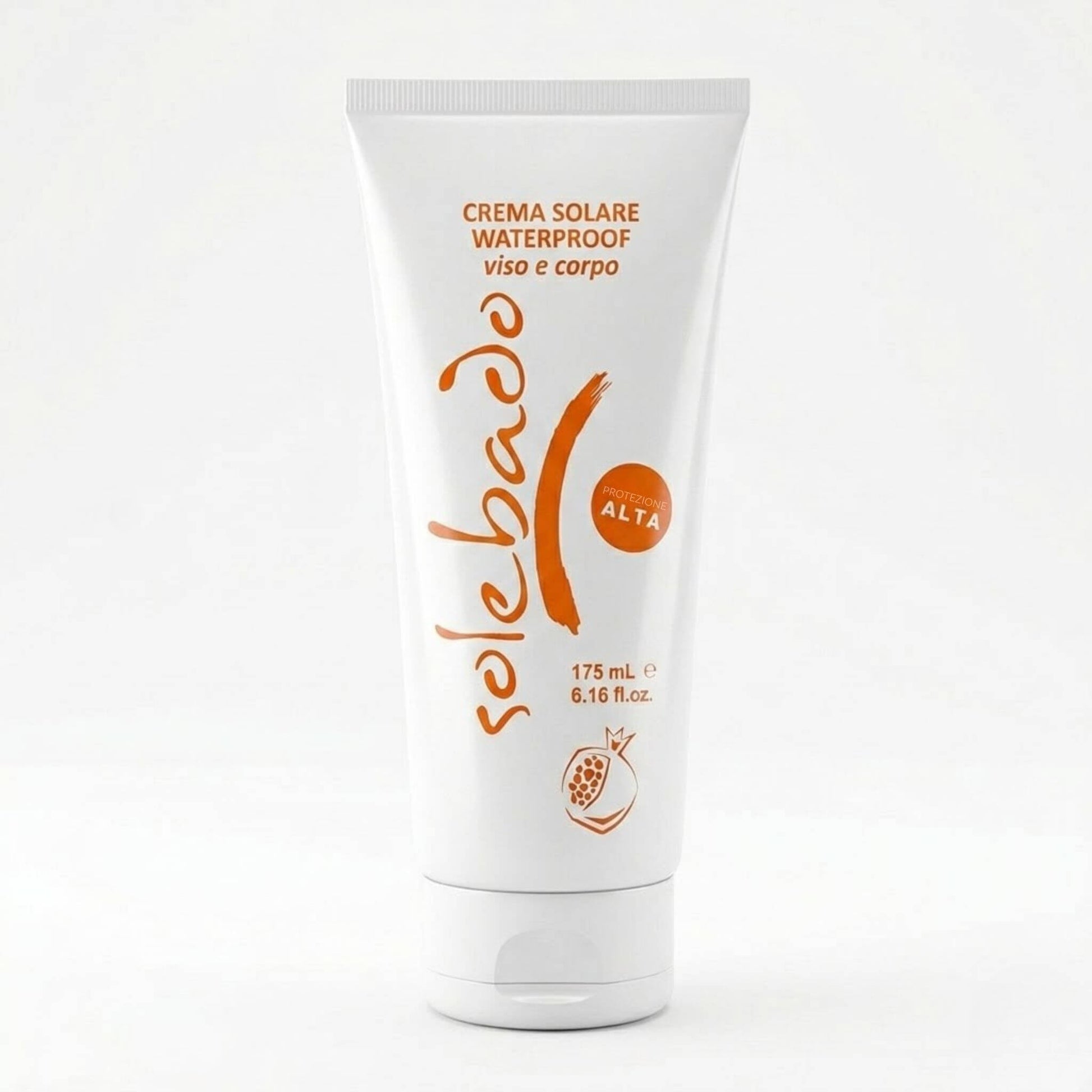 Tubo bianco da 175ml con scritte arancioni della Crema Solare Waterproof Viso e Corpo, linea Solehado di Claride Fitocosmesi. Trattamento solare a protezione alta con estratti antiossidanti, ideale per difendere la pelle chiara dai raggi UV anche in acqua, su fondo bianco.