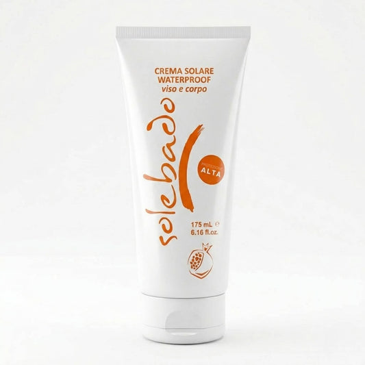 Tubo bianco da 175ml con scritte arancioni della Crema Solare Waterproof Viso e Corpo, linea Solehado di Claride Fitocosmesi. Trattamento solare a protezione alta con estratti antiossidanti, ideale per difendere la pelle chiara dai raggi UV anche in acqua, su fondo bianco.