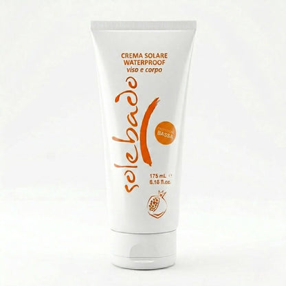 Tubo bianco da 175ml con scritte arancioni della Crema Solare Waterproof Viso e Corpo a Protezione Bassa, linea Solehado di Claride Fitocosmesi. Trattamento solare resistente all'acqua con estratto di melograno, ideale per pelli scure, olivastre o già intensamente abbronzate, su fondo bianco.