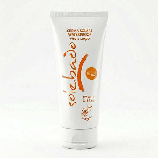 Tubo bianco da 175ml con scritte arancioni della Crema Solare Waterproof Viso e Corpo a Protezione Bassa, linea Solehado di Claride Fitocosmesi. Trattamento solare resistente all'acqua con estratto di melograno, ideale per pelli scure, olivastre o già intensamente abbronzate, su fondo bianco.