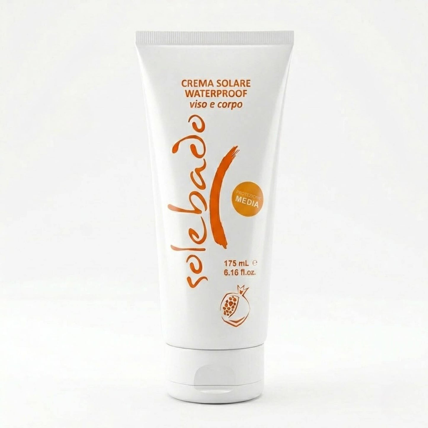 Tubo bianco da 175ml con scritte arancioni della Crema Solare Waterproof Viso e Corpo a Protezione Media, linea Solehado di Claride Fitocosmesi. Trattamento solare resistente all'acqua con attivi antiossidanti, ideale per pelli già abbronzate o naturalmente scure, su fondo bianco.