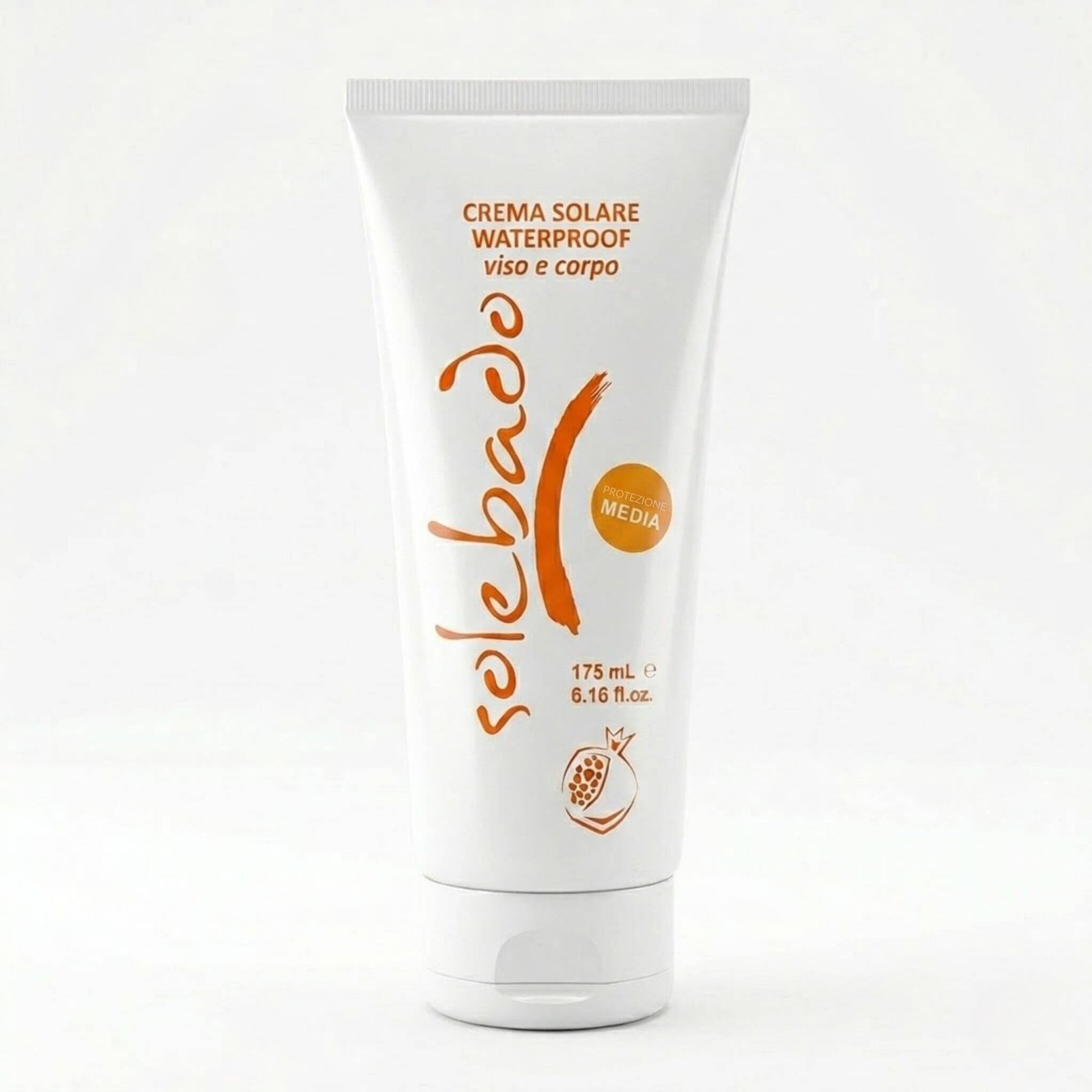 Tubo bianco da 175ml con scritte arancioni della Crema Solare Waterproof Viso e Corpo a Protezione Media, linea Solehado di Claride Fitocosmesi. Trattamento solare resistente all'acqua con attivi antiossidanti, ideale per pelli già abbronzate o naturalmente scure, su fondo bianco.