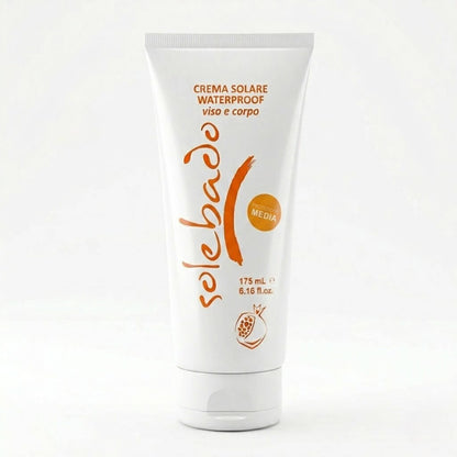 Tubo bianco da 175ml con scritte arancioni della Crema Solare Waterproof Viso e Corpo a Protezione Media, linea Solehado di Claride Fitocosmesi. Trattamento solare resistente all'acqua con attivi antiossidanti, ideale per pelli già abbronzate o naturalmente scure, su fondo bianco.