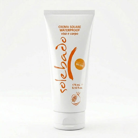 Tubo bianco da 175ml con scritte arancioni della Crema Solare Waterproof Viso e Corpo a Protezione Media, linea Solehado di Claride Fitocosmesi. Trattamento solare resistente all'acqua con attivi antiossidanti, ideale per pelli già abbronzate o naturalmente scure, su fondo bianco.