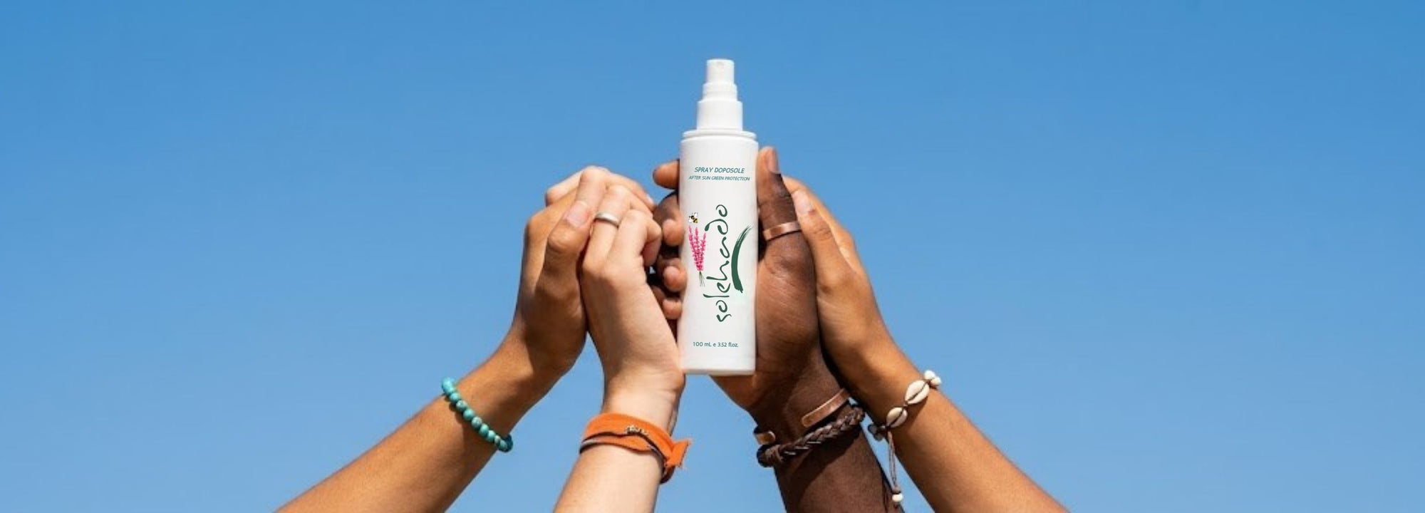 Quattro mani che sollevano il flacone spray dello spray dopo sole della linea solehado di claride fitocosmesi versione desktop.