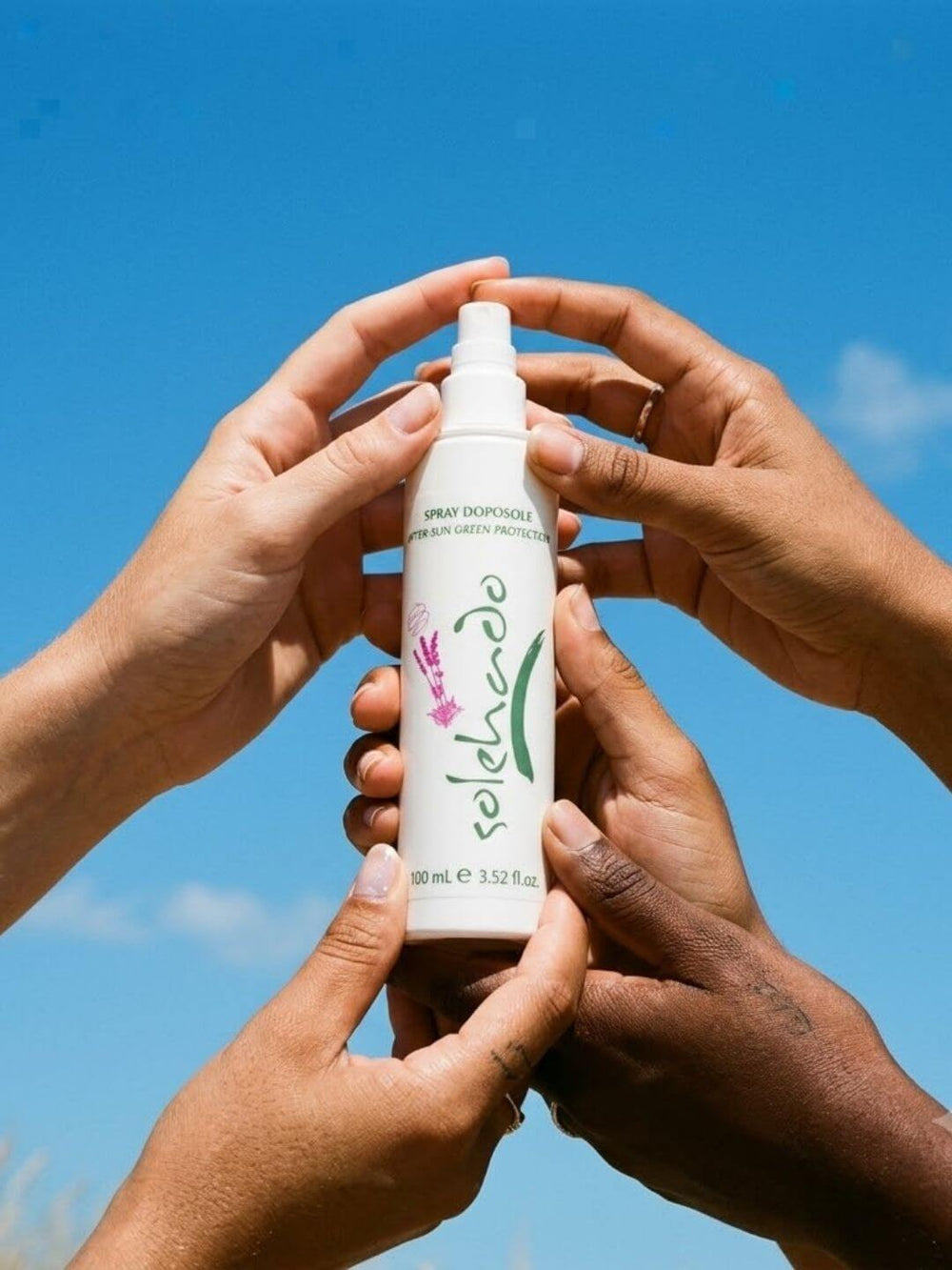 Quattro mani che sollevano il flacone spray dello spray dopo sole della linea solehado di claride fitocosmesi versione mobile.