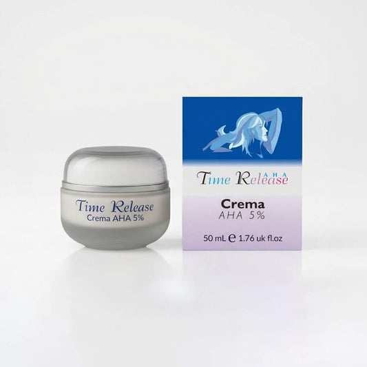 Vasetto satinato da 50ml e scatola della Crema AHA 5% Time Release di Claride Fitocosmesi. Trattamento viso esfoliante agli alfa-idrossiacidi per il rinnovamento cellulare e la luminosità della pelle, su fondo bianco.