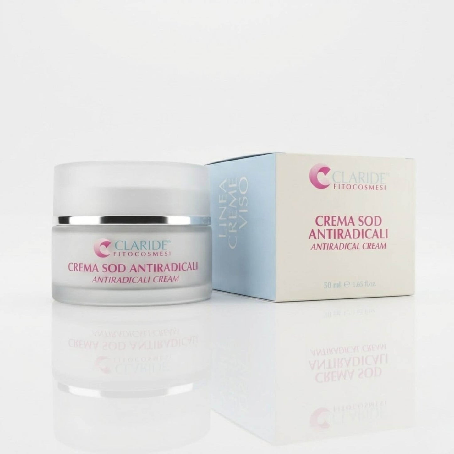 Vaso in vetro satinato da 50ml e astuccio bianco e azzurro della Crema SOD Antiradicali Claride Fitocosmesi. Trattamento viso anti-age e antiossidante per contrastare i radicali liberi, prevenire le rughe e illuminare l'incarnato, su fondo bianco.